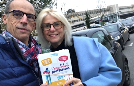 Geneviève et Patrice devant le lycée Jean Perrin à Saint-Cyr-au Mont-d'Or